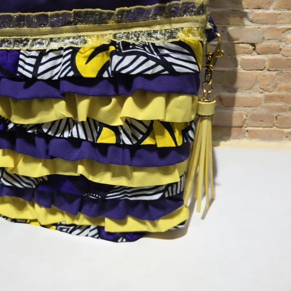 Handmade Ruffle zipper clutch bag - Picture 2 of 7